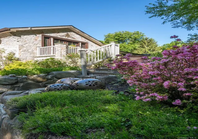 Photo 2 of Sale Pending at 121 Laurel Ln, Oyster Bay, NY 11791 | MLS# 1006519 | Listing updated on 2026-08-01