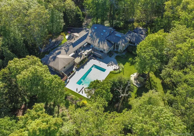 Photo 3 of Sale Pending at 121 Laurel Ln, Oyster Bay, NY 11791 | MLS# 1006519 | Listing updated on 2026-08-01