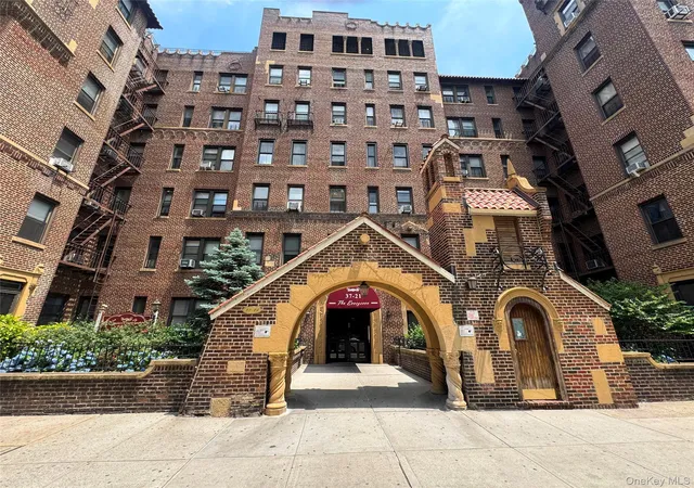 Homes for sale in New York, NY | 37-21 80Th St #1R, New York, NY 11372 | MLS# 1006539