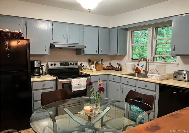 5th image of 11 Harmony Ln, Glen Cove, NY 11542 | MLS# 1006594