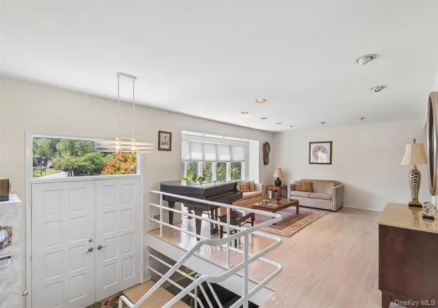 4th image of 20 Melbourne Ln, Oyster Bay, NY 11804 | MLS# 1006608