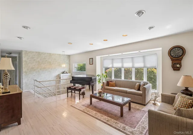 5th image of 20 Melbourne Ln, Oyster Bay, NY 11804 | MLS# 1006608