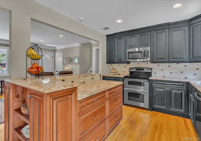 5th image of 14 Brittany Ct, Northport, NY 11768 | MLS# 1006645