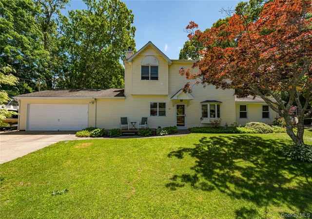 Photo 1 of Single family home for sale at 22 Vine St, Brookhaven, NY 11720 | MLS# 1006863 | Listing updated on 2026-09-20