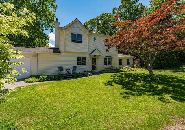 Photo 2 of Single family home for sale at 22 Vine St, Brookhaven, NY 11720 | MLS# 1006863 | Listing updated on 2026-09-20