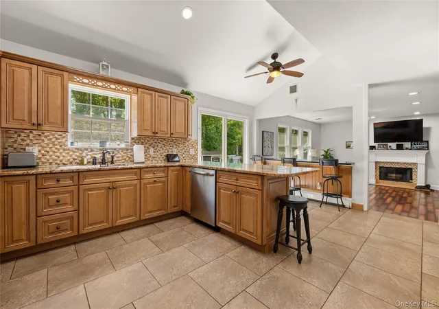3rd image of 634 Myrtle Ave, West Islip, NY 11795 | MLS# 1006928