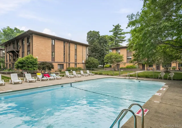 2nd image of 10 Oakwood Ter, New Windsor, NY 12553