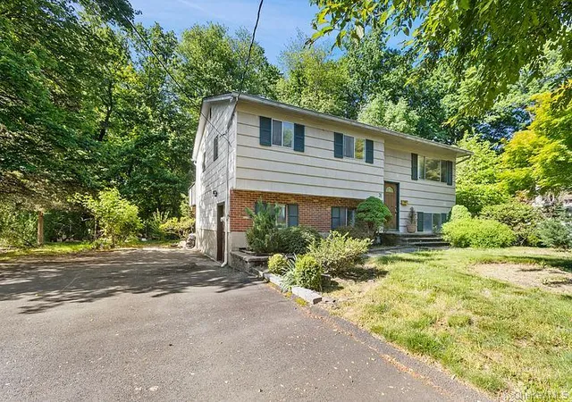 Homes for sale in Clarkstown, NY | 31 Amarillo Dr, Clarkstown, NY 10954 | MLS# 1006947