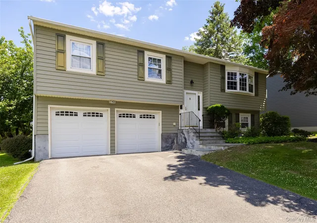 Homes for sale in New Windsor, NY | 86 Keats Dr, New Windsor, NY 12553 | MLS# 1006980