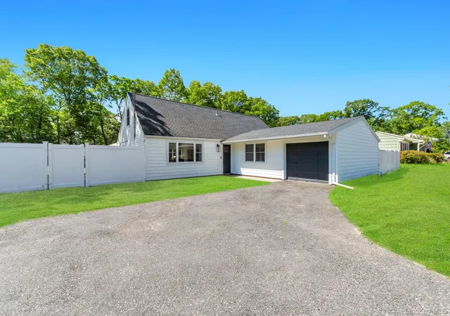 2nd image of 338 Easton St, Islip, NY 11779 | MLS# 1006994