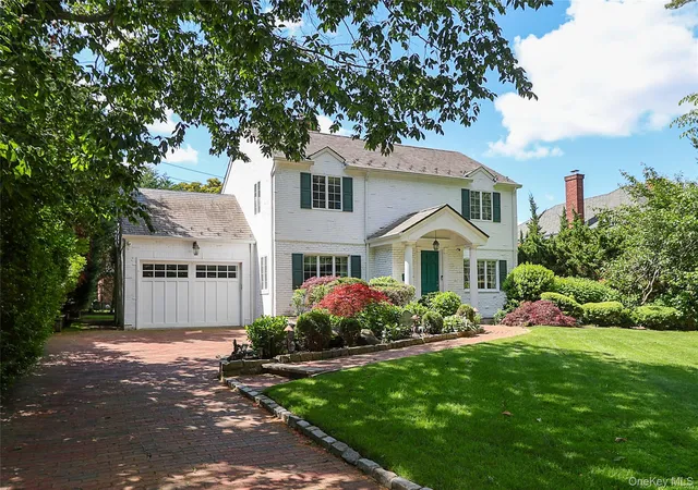 21st image of 130 Country Club Dr, North Hempstead, NY 11030 | MLS# 1007111