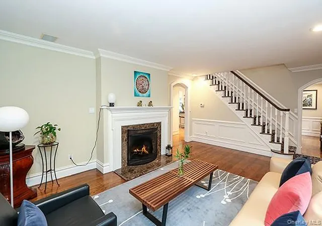 3rd image of 130 Country Club Dr, North Hempstead, NY 11030 | MLS# 1007111