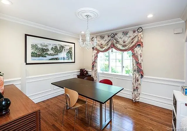 4th image of 130 Country Club Dr, North Hempstead, NY 11030 | MLS# 1007111
