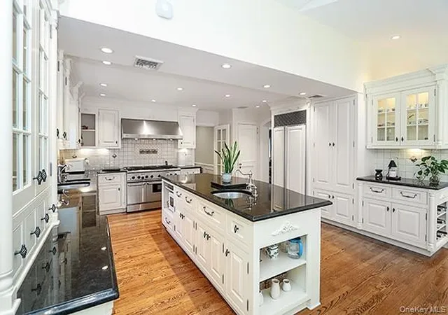5th image of 130 Country Club Dr, North Hempstead, NY 11030 | MLS# 1007111