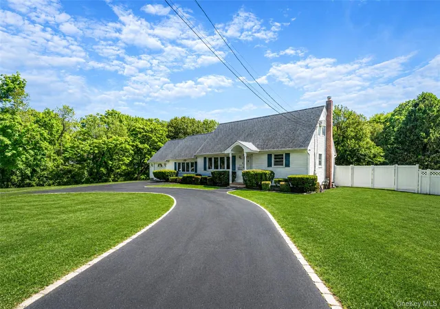 Photo 3 of Sale Pending at 376 S Country Rd, Brookhaven, NY 11772 | MLS# 1007151 | Listing updated on 2026-08-15