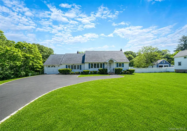 Photo 3 of Sale Pending at 376 S Country Rd, Brookhaven, NY 11772 | MLS# 1007151 | Listing updated on 2026-08-15