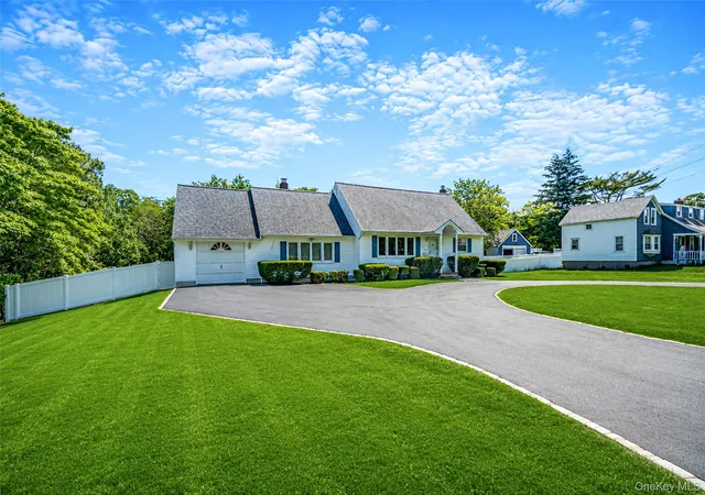 Photo 4 of Sale Pending at 376 S Country Rd, Brookhaven, NY 11772 | MLS# 1007151 | Listing updated on 2026-08-15