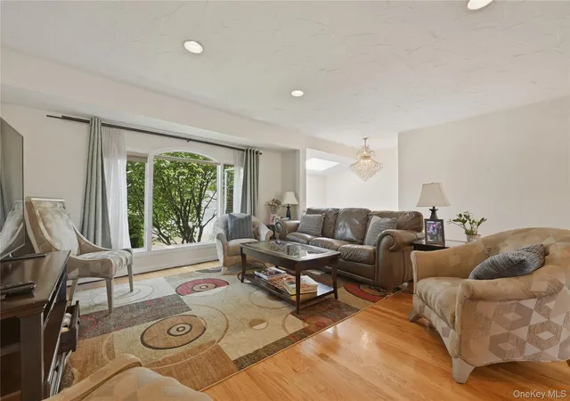4th image of 2998 Joyce Ln, Hempstead, NY 11566 | MLS# 1007327