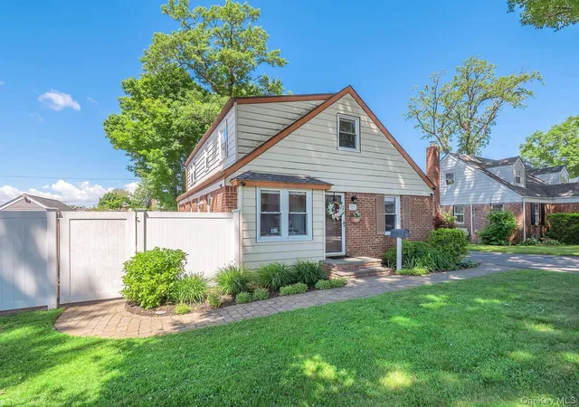 2nd image of 23 Phillips Rd, Glen Cove, NY 11542 | MLS# 1007342