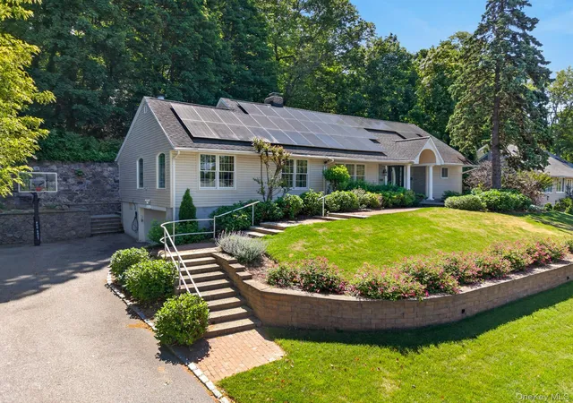 Homes for sale in North Hempstead, NY | 125 Mimosa Dr, North Hempstead, NY 11576 | MLS# 1007376
