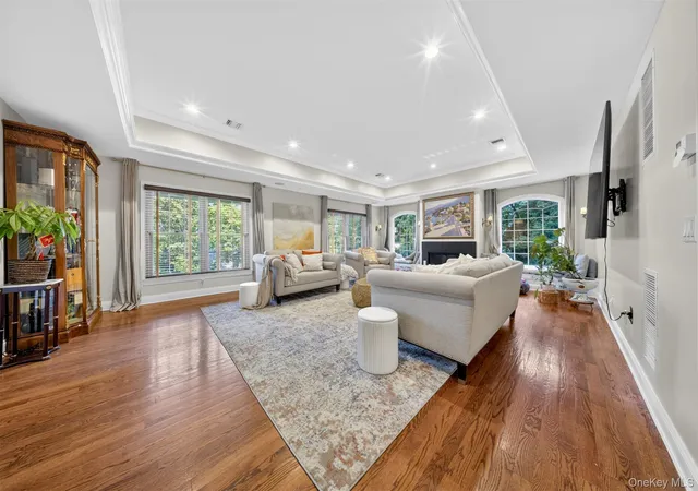 3rd image of 125 Mimosa Dr, North Hempstead, NY 11576 | MLS# 1007376