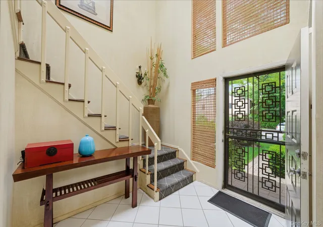 2nd image of 6 Wimbledon Dr, Roslyn, NY 11576 | MLS# 1007388