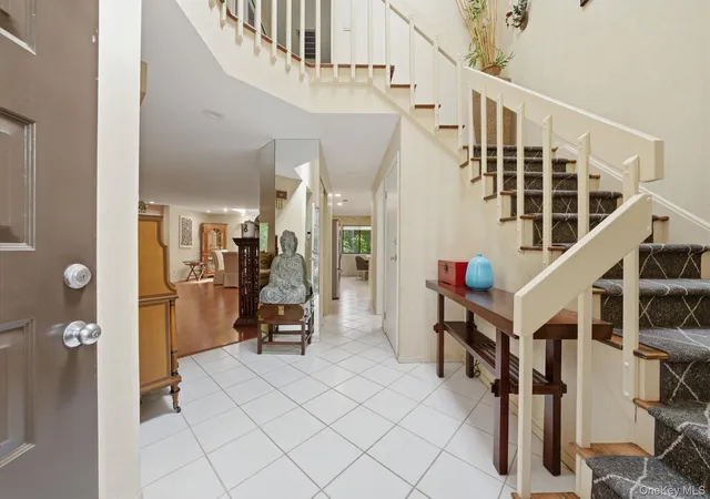3rd image of 6 Wimbledon Dr, Roslyn, NY 11576 | MLS# 1007388