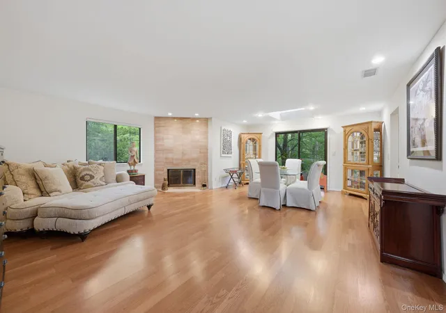 4th image of 6 Wimbledon Dr, Roslyn, NY 11576 | MLS# 1007388