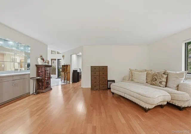 5th image of 6 Wimbledon Dr, Roslyn, NY 11576 | MLS# 1007388