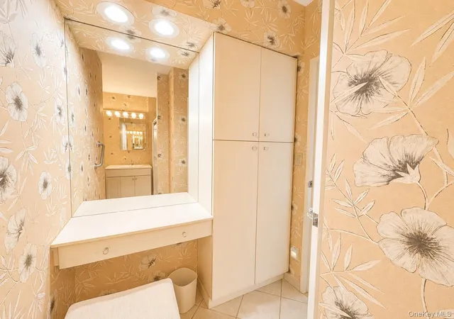 Listing Photo 2 - Condo for sale in building located at 27010 Grand Central Pkwy, New York, NY 11550 - Unit #21D