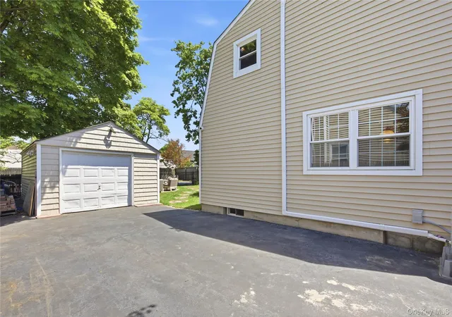 17th image of 25 Parkdale Dr, Babylon, NY 11703 | MLS# 1007538