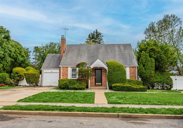 2nd image of 674 Henry St, Hempstead, NY 11553 | MLS# 1007584