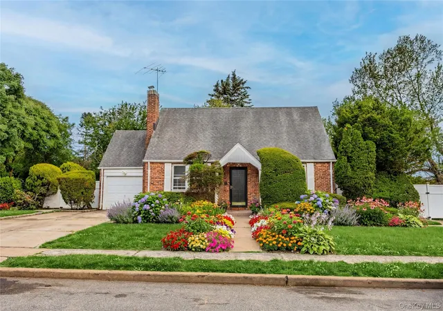 3rd image of 674 Henry St, Hempstead, NY 11553 | MLS# 1007584