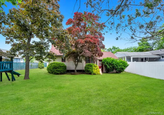 5th image of 110 Penataquit Ave, Bay Shore, NY 11706 | MLS# 1007659