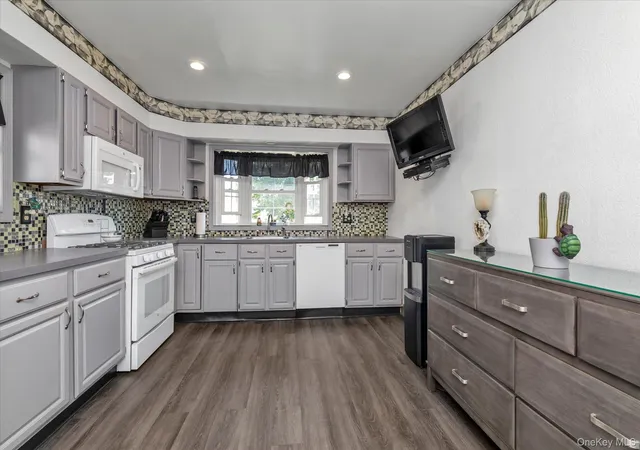 Photo 4 of Sale Pending at 206 Arlington St, North Hempstead, NY 11501 | MLS# 1007679 | Listing updated on 2026-07-27