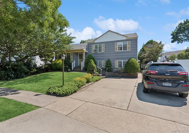 Photo 2 of Sale Pending at 602 Syracuse Ave, Oyster Bay, NY 11758 | MLS# 1007787 | Listing updated on 2026-08-02