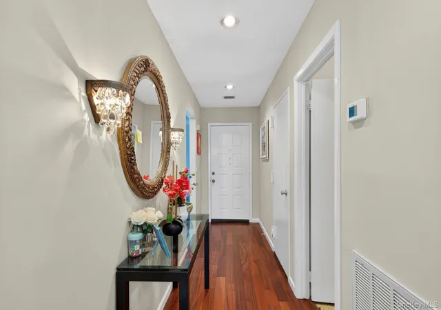 5th image of 86 Hidden Ponds Cir, Smithtown, NY 11787 | MLS# 1007842