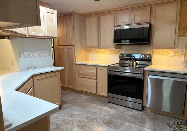 3rd image of 525/78 Riverleigh Ave, Riverhead, NY 11901 | MLS# 1007904