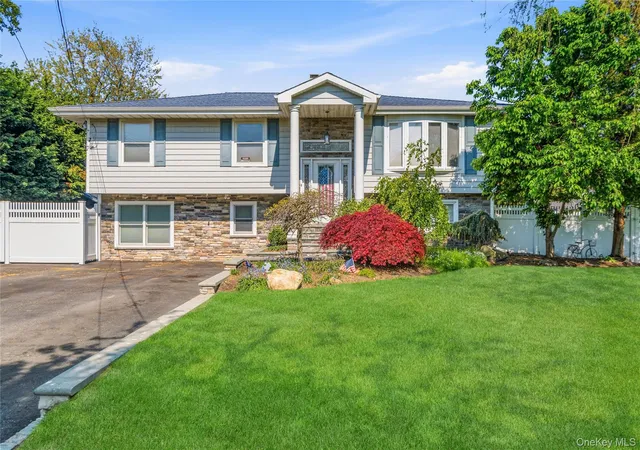1st image of 105 Sequams Ln E, West Islip, NY 11795 | MLS# 1007927