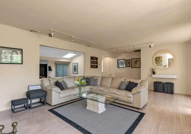 Photo 4 of Sale Pending at 25 Linden Ln, Hempstead, NY 11566 | MLS# 1007936 | Listing updated on 2026-08-21
