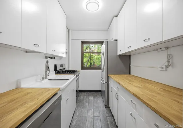 Photo 4 of Sale Pending at 33-52 Crescent St #4C, Astoria, NY 11106 | MLS# 1008048 | Listing updated on 2026-08-28