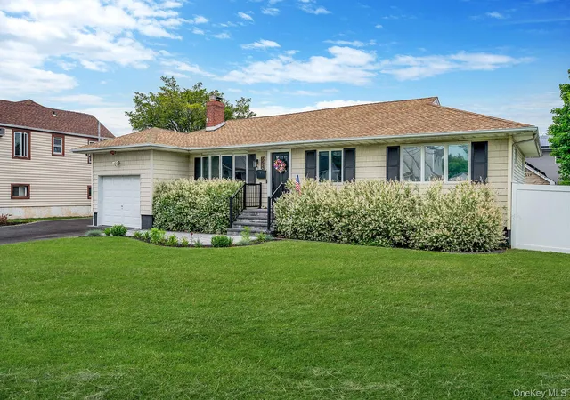2nd image of 654 S 5th St, Lindenhurst, NY 11757 | MLS# 1008100