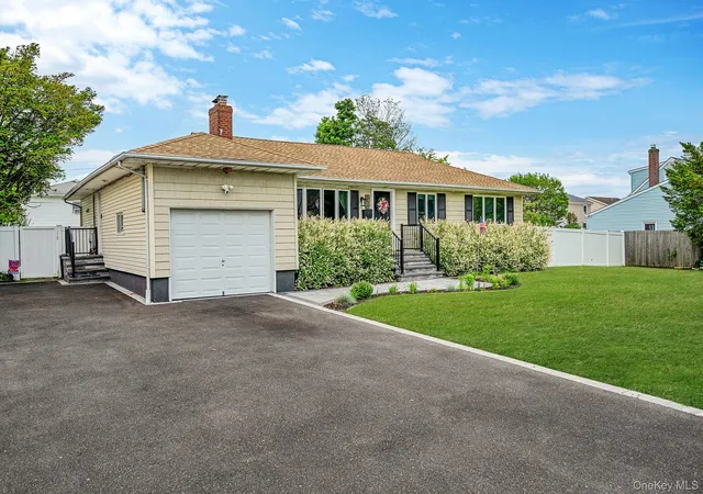 3rd image of 654 S 5Th St, Lindenhurst, NY 11757 | MLS# 1008100