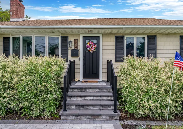 4th image of 654 S 5Th St, Lindenhurst, NY 11757 | MLS# 1008100