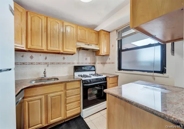 Listing Photo 2 - Condo for sale in building located at 61-15 98Th St, New York, NY 11374 - Unit #16H