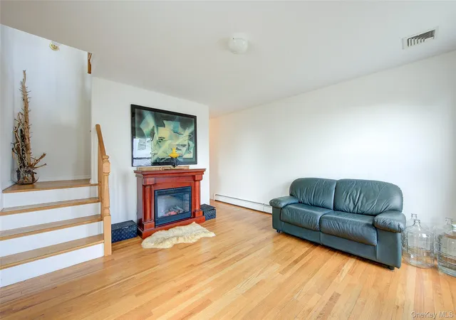 Photo 3 of Single family home for sale at 913 Arctic St, Babylon, NY 11757 | MLS# 1008168 | Listing updated on 2026-07-31