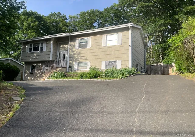 Homes for sale in Clarkstown, NY | 712 Manette Ln, Clarkstown, NY 10989 | MLS# 1008178