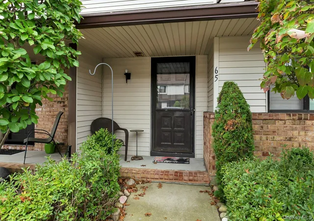 Photo 3 of Sale Pending at 65 Cottonwood Ct, Wantagh, NY 11793 | MLS# 1008190 | Listing updated on 2026-09-16