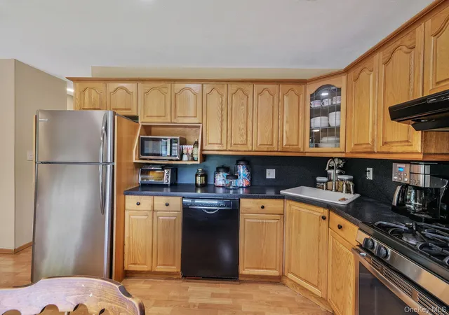 3rd image of 16 Lynx Ln, East Setauket, NY 11733 | MLS# 1008243