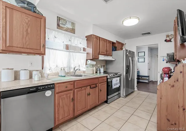 5th image of 208 N 3Rd St, Oyster Bay, NY 11714 | MLS# 1008525